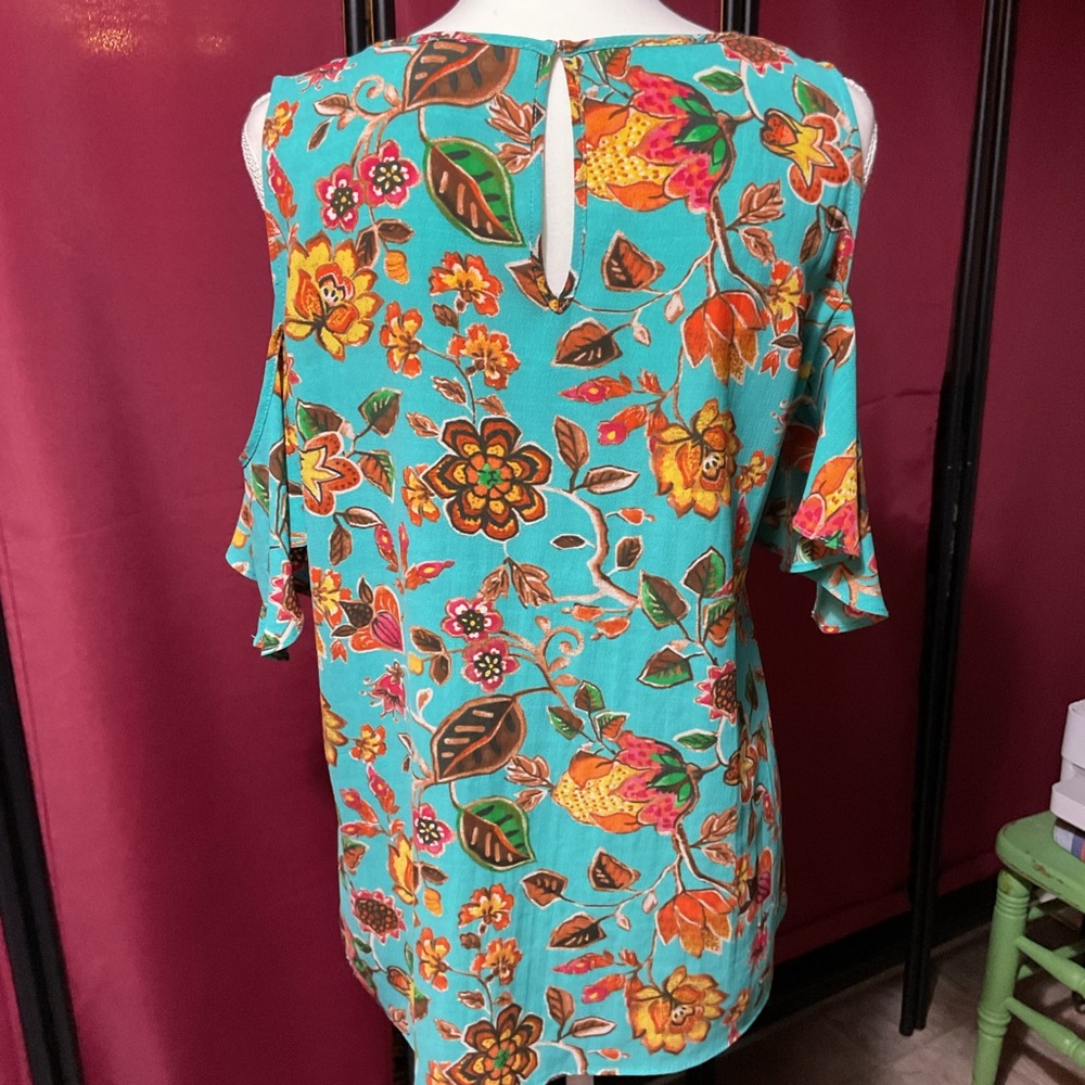 Rose + Olive Cold Shoulder Ruffled Split Sleeve T… - image 4